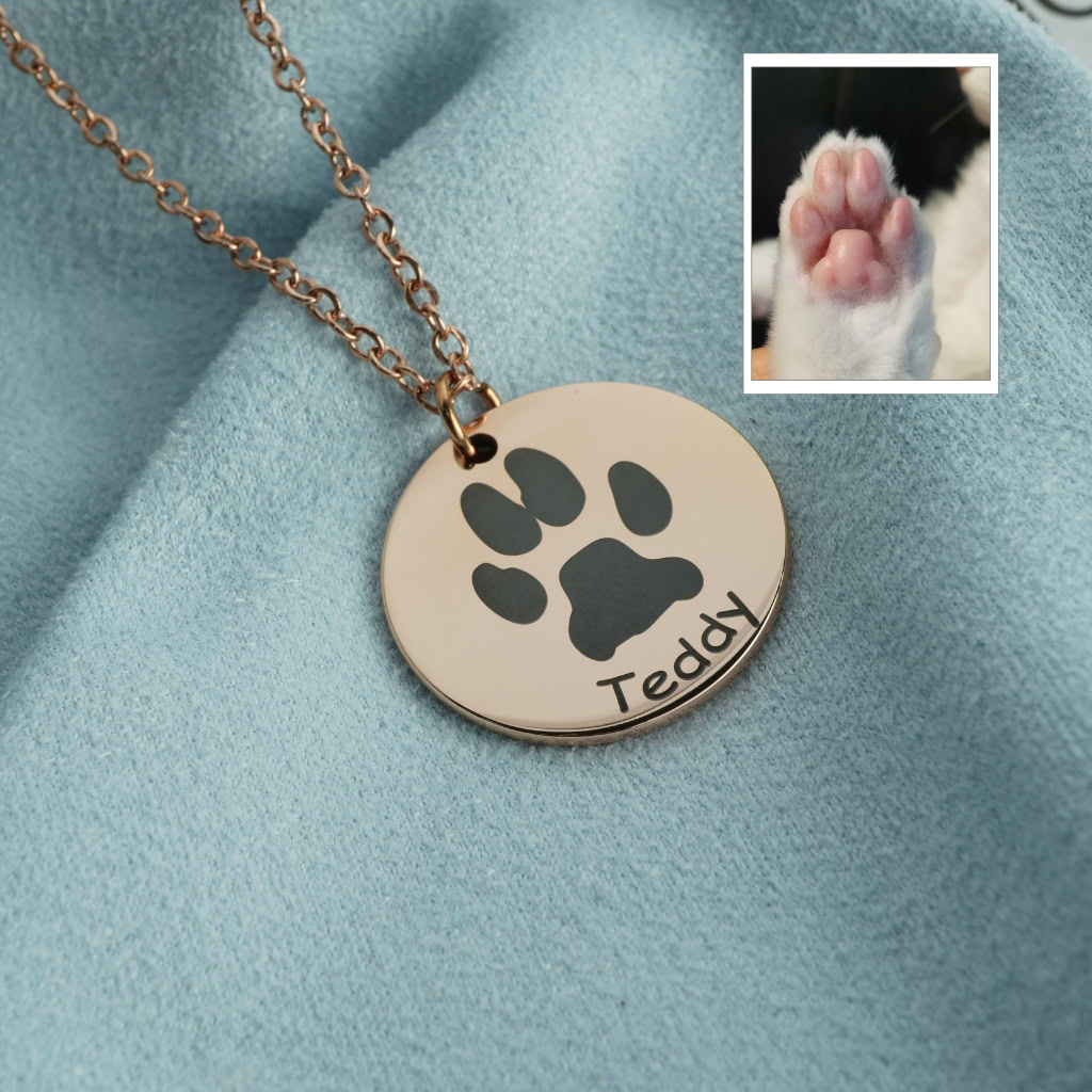 Cat paw engraved necklace on model