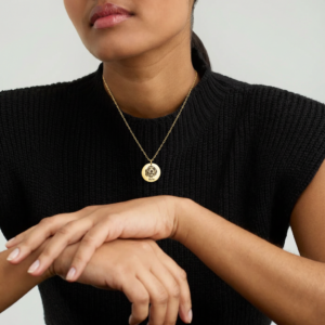 dog-portrait-personalize-necklace-round-disc-gold-on-model